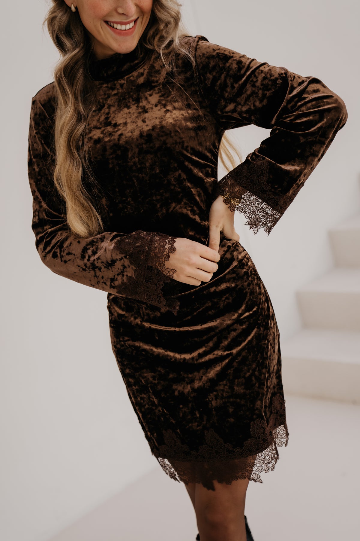 Yasvallia short lace dress Coffe Bean