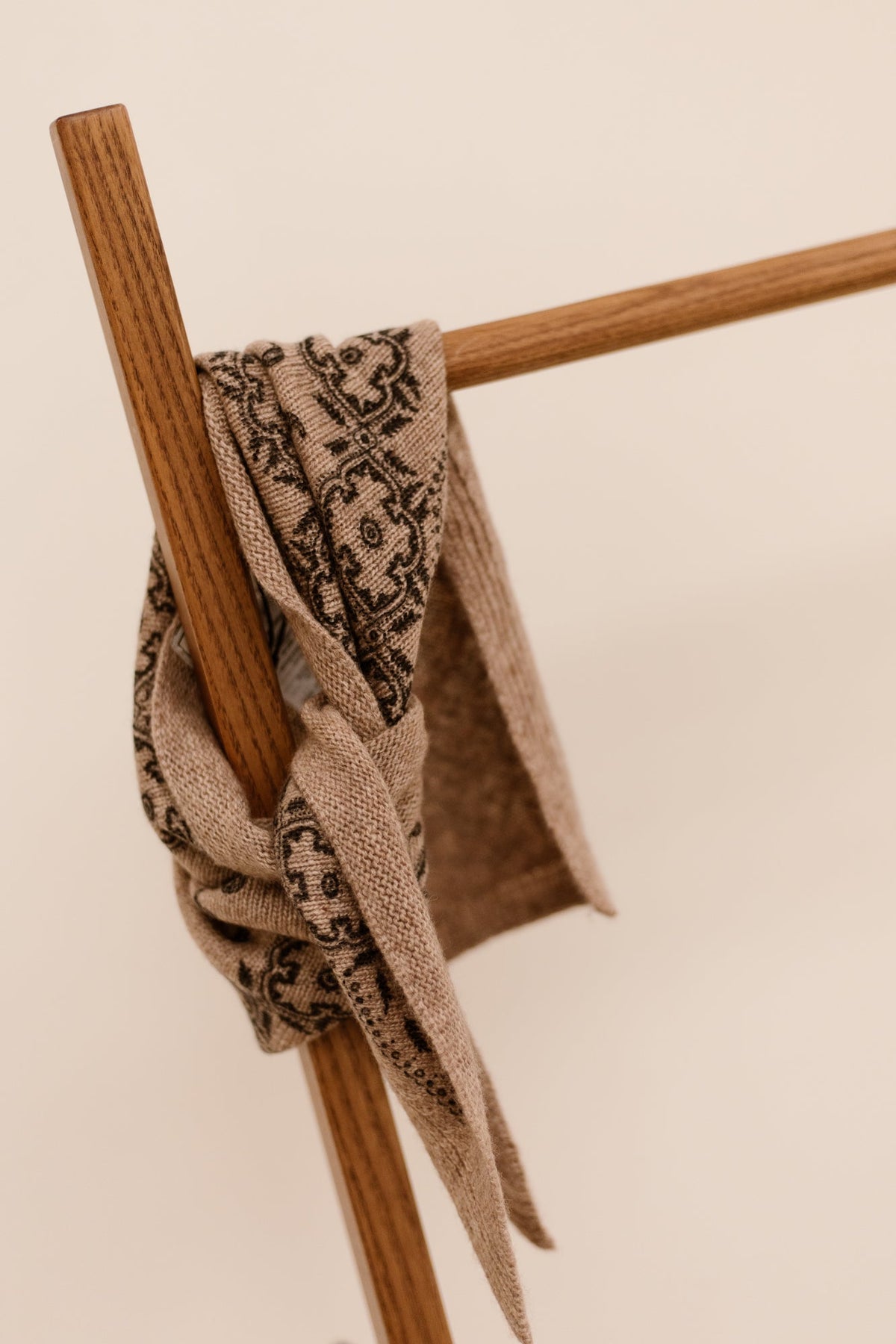 Ariya paisley knit scarf beige melange - Bij Keesje - Neo Noir - Sjaal