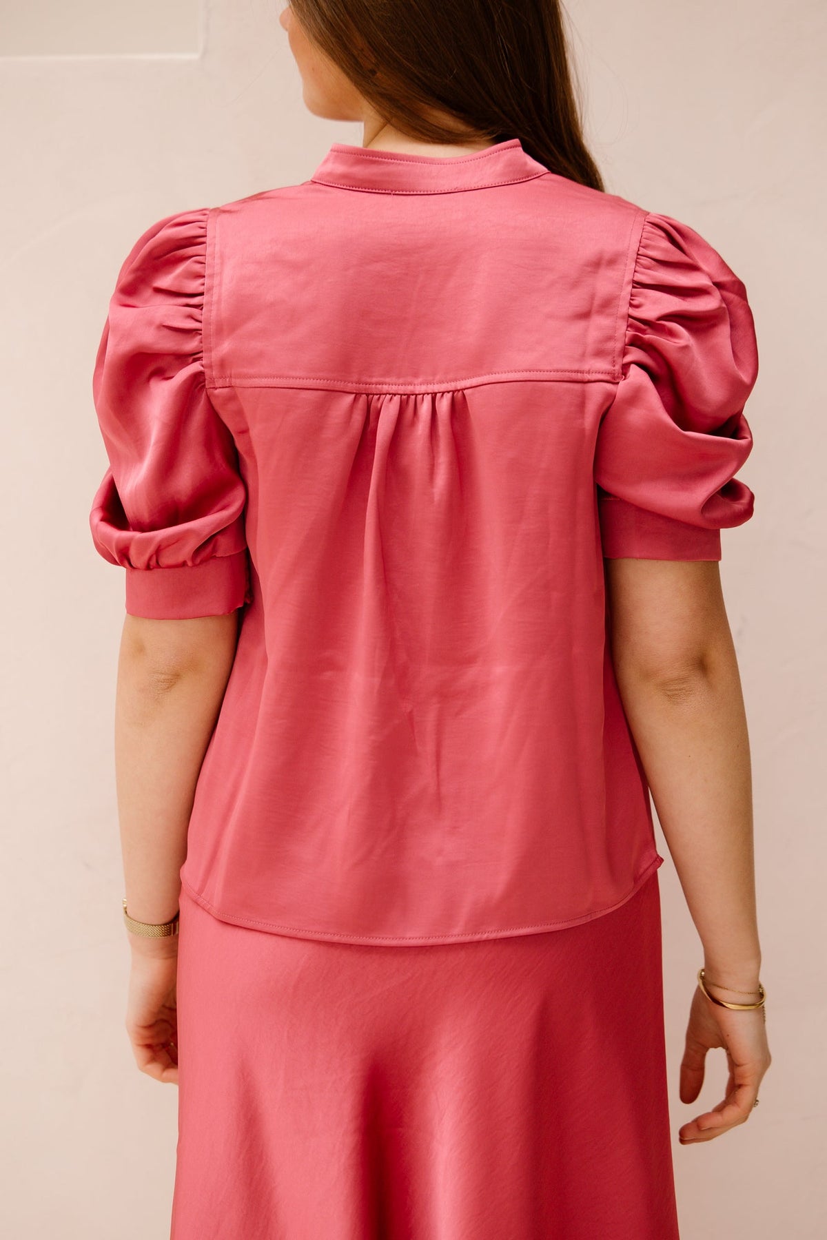 Roella heavy sateen blouse cherry pink - Bij Keesje - Neo Noir - blouse