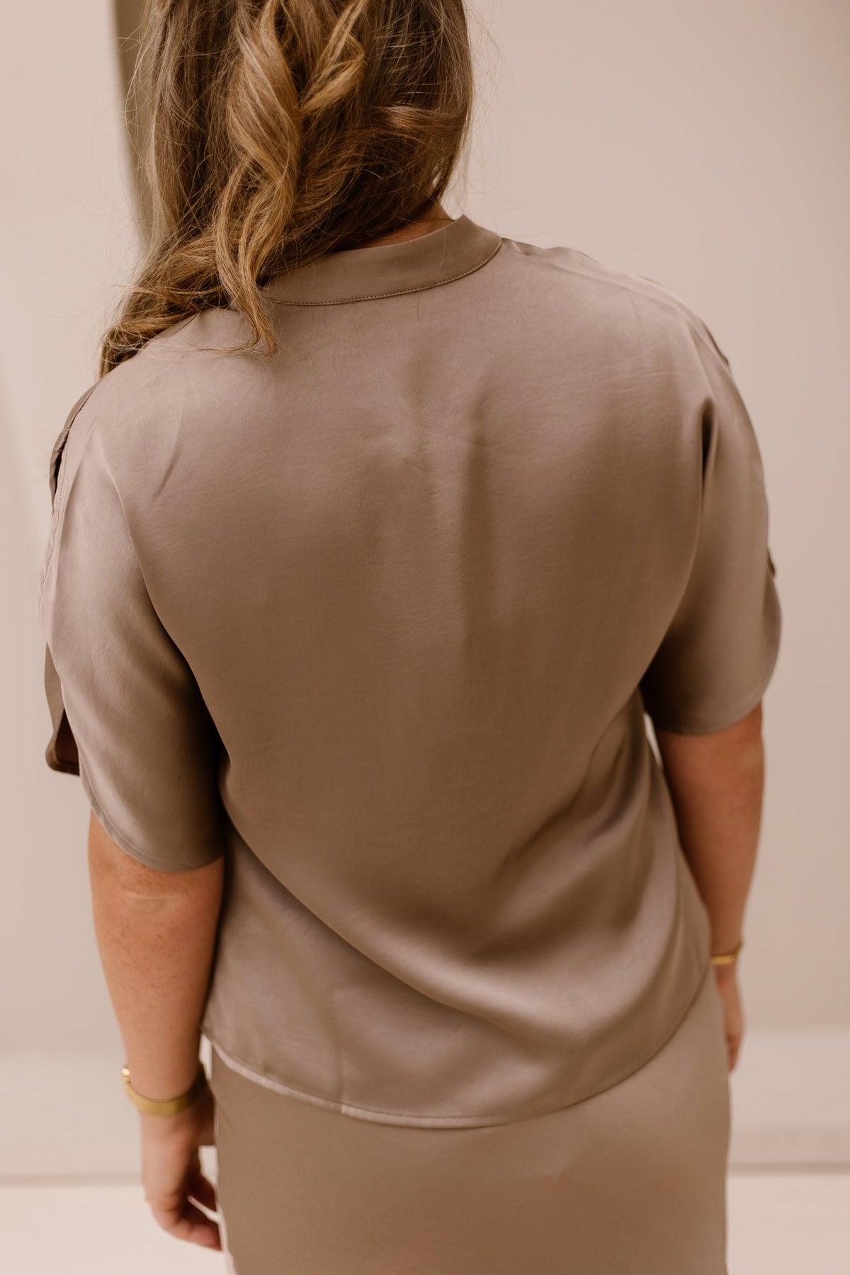 Anelle Heavy Sateen Blouse Dark Taupe - Bij Keesje - Neo Noir - Blouse