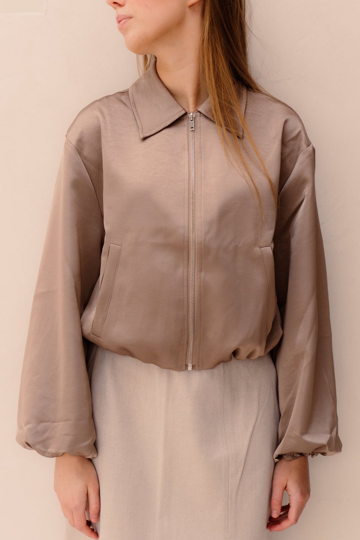 Denielle Heavy Sateen Jacket Dark Taupe - Bij Keesje - Neo Noir - Jas