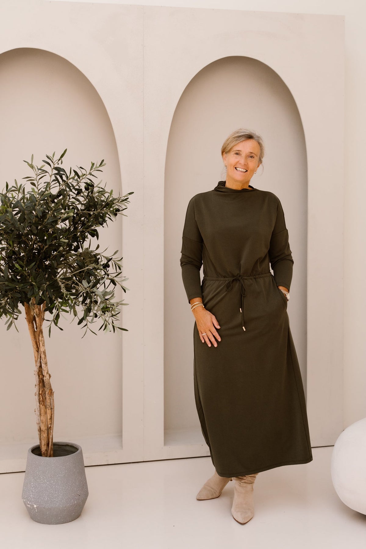 K-Design Soepele Maxi Jurk Met Trekkoord Dark Olive D450L - Bij Keesje - K-design - Jurk