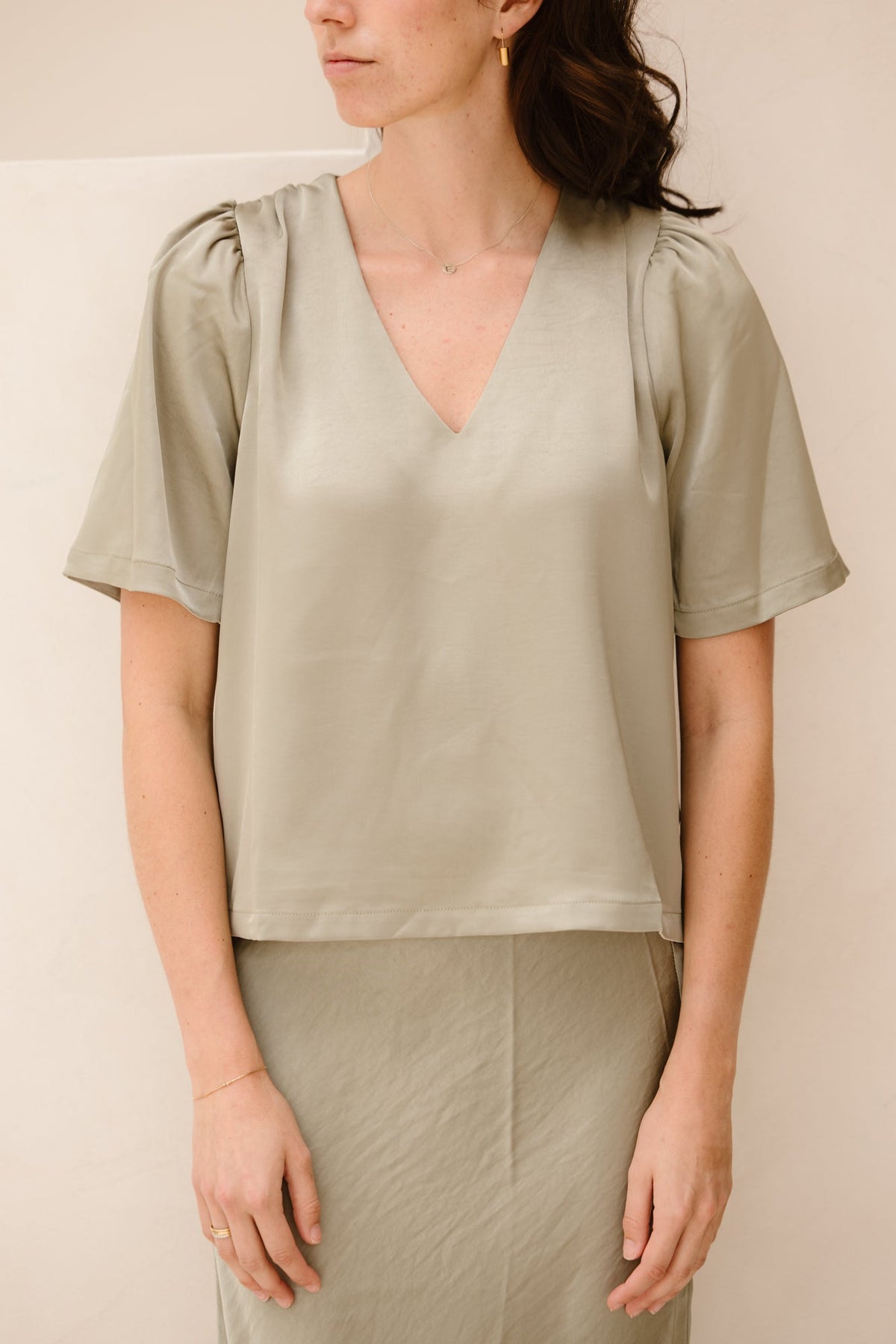 Largo heavy sateen blouse smoke green - Bij Keesje - Neo Noir