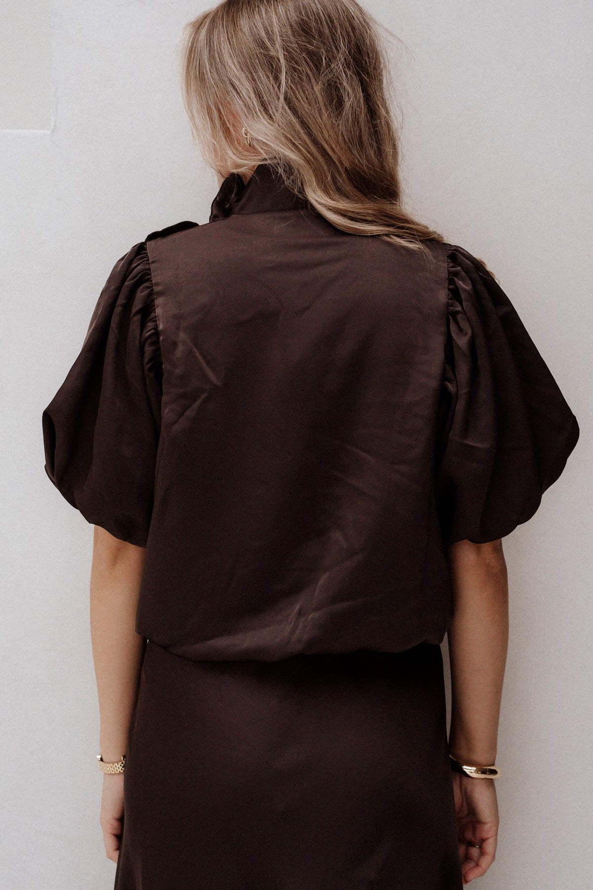 Parisa Heavy Sateen Blouse Dark Brown - Bij Keesje - Neo Noir - Blouse