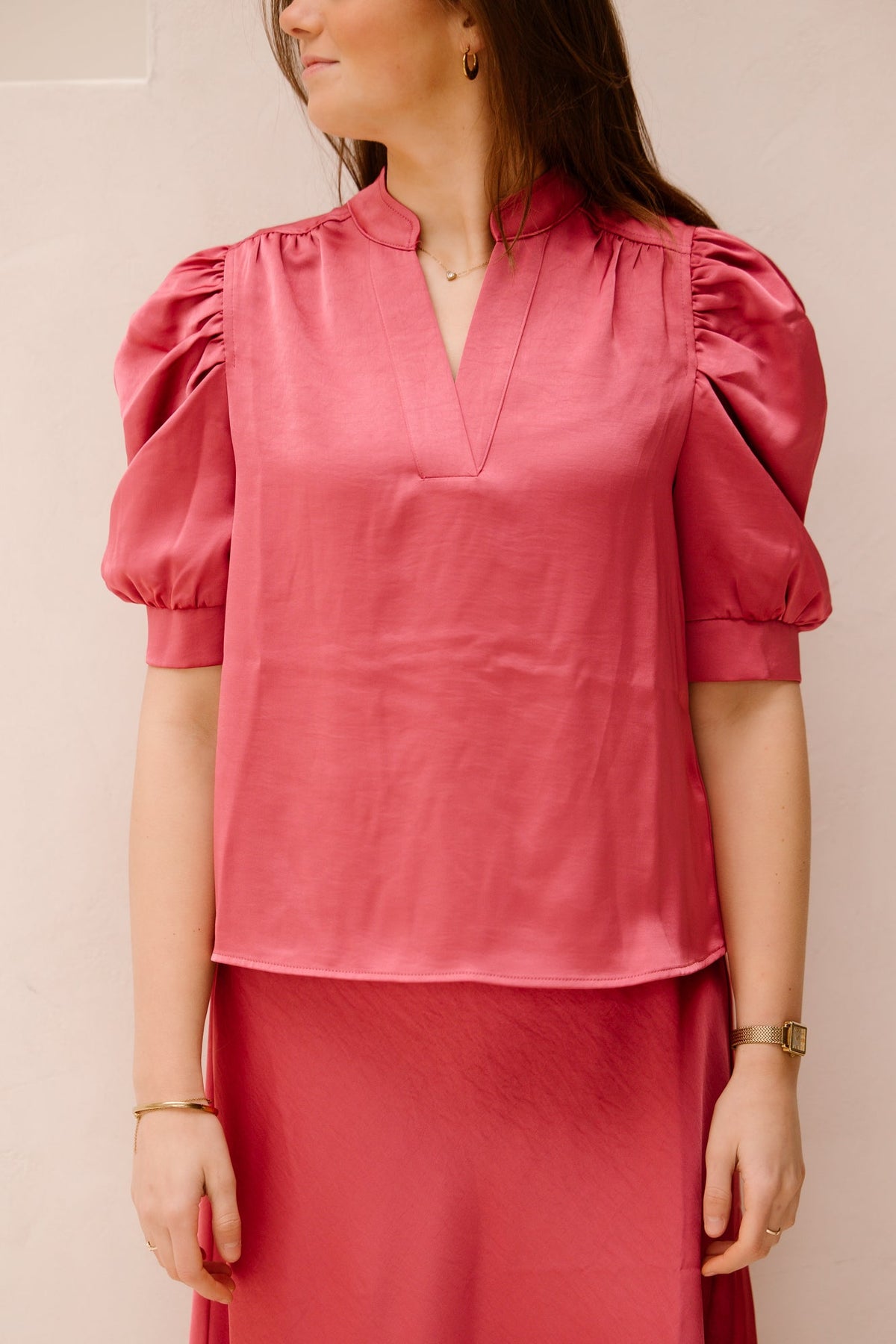 Roella heavy sateen blouse cherry pink - Bij Keesje - Neo Noir - blouse