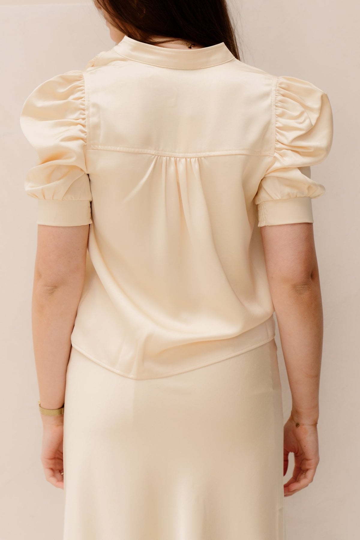 Roella heavy sateen blouse light yellow - Bij Keesje - Neo Noir - Blouse