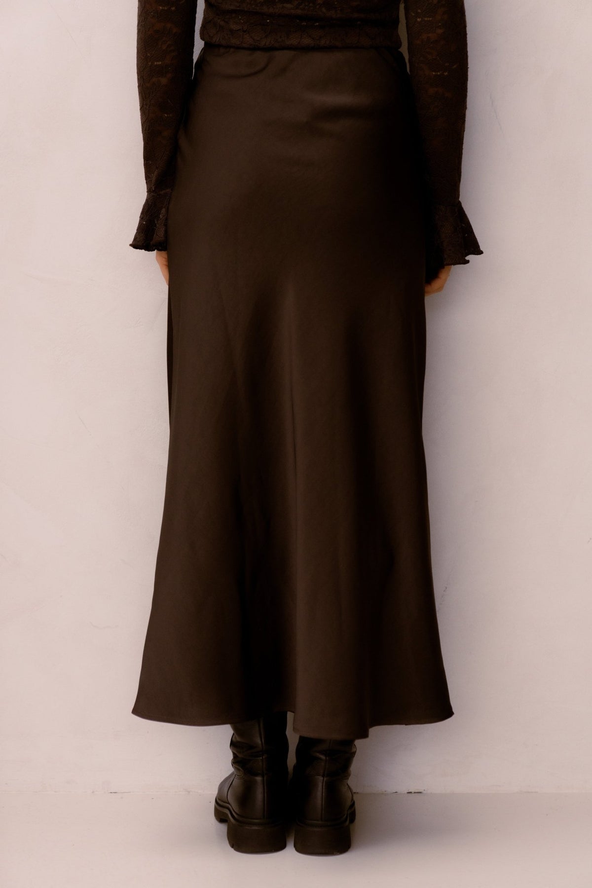 Vicky heavy sateen skirt dark brown - Bij Keesje - Neo Noir